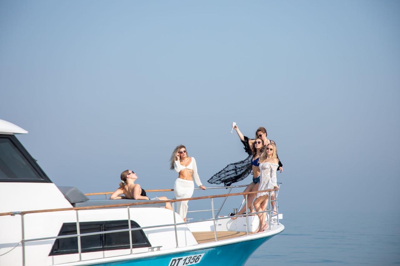 Hatteras - 64ft Luxury Yacht